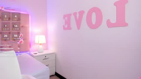 Snapshot of emily_roux chatting on 01/31/25, 06:25 EMILY online show from 01/31/25, 06:25