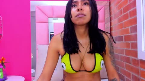 Snapshot of emily_sexy3 chatting on 12/20/24, 10:49 Emily online show from 12/20/24, 10:49