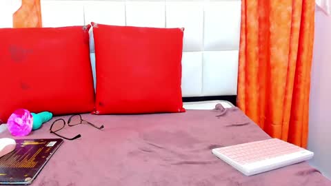 Snapshot of emily_sexy3 chatting on 01/19/25, 05:18 Emily online show from 01/19/25, 05:18