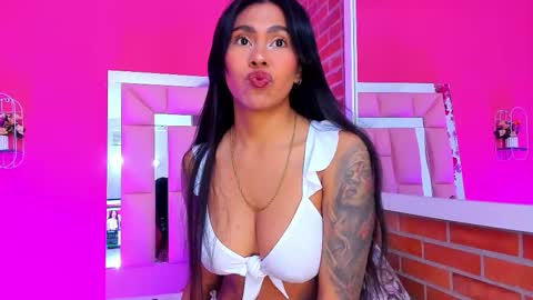 Snapshot of emily_sexy3 chatting on 09/19/25, 11:33 Emily online show from 09/19/25, 11:33