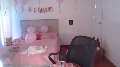 Snapshot of emily_swan_04 chatting on 01/04/25, 07:02 Emily  Swan online show from 01/04/25, 07:02