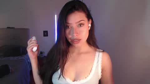 Snapshot of emily_swan_04 chatting on 01/15/25, 03:50 Emily  Swan online show from 01/15/25, 03:50