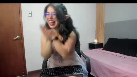 Snapshot of emily_tulip chatting on 04/28/26, 11:26 Vanesa online show from 04/28/26, 11:26