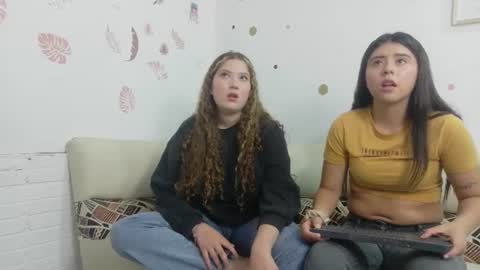Snapshot of emilyblosom_y_miarose chatting on 07/16/26, 06:03 online show from 07/16/26, 06:03