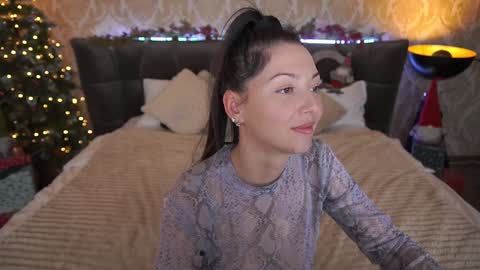 Snapshot of emilyhalls chatting on 12/25/24, 02:02 Emily online show from 12/25/24, 02:02