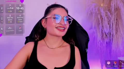 Snapshot of emilyjonesss_ chatting on 05/29/26, 04:32 Emilyjonnes online show from 05/29/26, 04:32