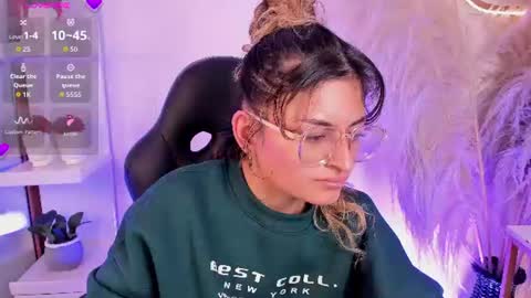 Snapshot of emilyjonesss_ chatting on 06/17/26, 03:53 Emilyjonnes online show from 06/17/26, 03:53