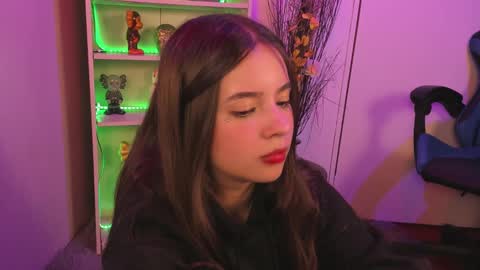 Snapshot of emilykarterr chatting on 12/04/24, 07:12 VALEEEN online show from 12/04/24, 07:12