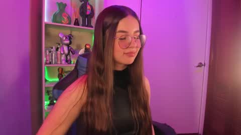 Snapshot of emilykarterr chatting on 12/10/24, 04:17 VALEEEN online show from 12/10/24, 04:17