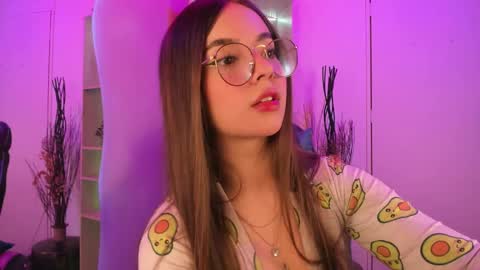 Snapshot of emilykarterr chatting on 12/11/24, 04:09 VALEEEN online show from 12/11/24, 04:09