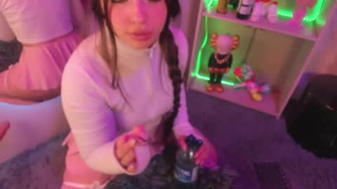 Snapshot of emilykarterr chatting on 12/18/24, 06:57 VALEEEN online show from 12/18/24, 06:57