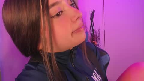 Snapshot of emilykarterr chatting on 12/20/24, 04:04 VALEEEN online show from 12/20/24, 04:04