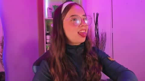 Snapshot of emilykarterr chatting on 01/18/25, 03:38 VALEEEN online show from 01/18/25, 03:38