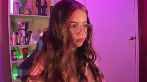 Snapshot of emilykarterr chatting on 01/26/25, 03:47 VALEEEN online show from 01/26/25, 03:47