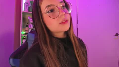 Snapshot of emilykarterr chatting on 02/02/25, 03:49 VALEEEN online show from 02/02/25, 03:49