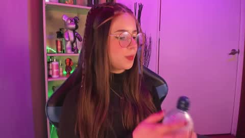 Snapshot of emilykarterr chatting on 02/05/25, 04:03 VALEEEN online show from 02/05/25, 04:03