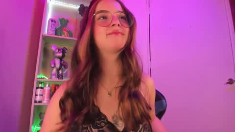 Snapshot of emilykarterr chatting on 02/12/25, 04:00 VALEEEN online show from 02/12/25, 04:00