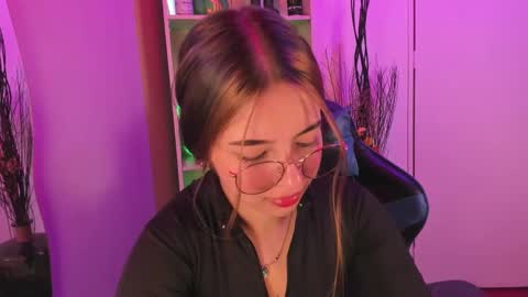 Snapshot of emilykarterr chatting on 02/24/25, 03:53 VALEEEN online show from 02/24/25, 03:53