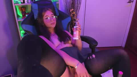 Snapshot of emilykarterr chatting on 02/25/25, 07:03 VALEEEN online show from 02/25/25, 07:03