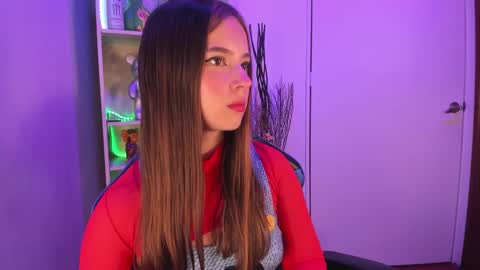 Snapshot of emilykarterr chatting on 03/07/25, 04:00 VALEEEN online show from 03/07/25, 04:00