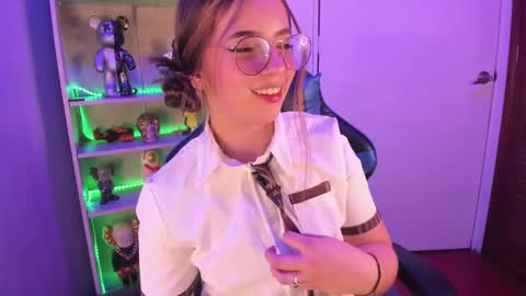 Snapshot of emilykarterr chatting on 03/08/25, 08:14 VALEEEN online show from 03/08/25, 08:14