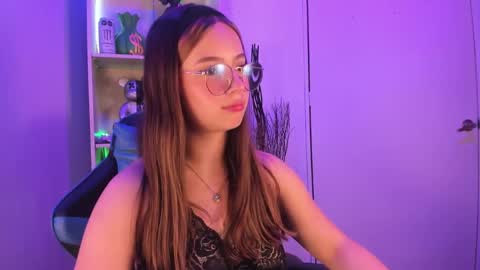 Snapshot of emilykarterr chatting on 03/11/25, 04:07 VALEEEN online show from 03/11/25, 04:07