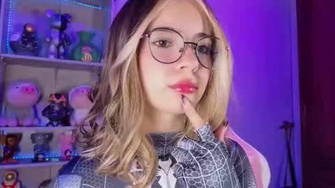 Snapshot of emilykarterr chatting on 09/09/25, 04:39 VALEEEN online show from 09/09/25, 04:39