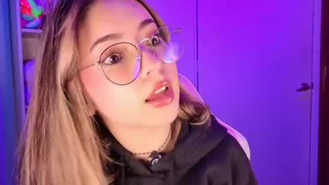 Snapshot of emilykarterr chatting on 05/19/26, 03:18 VALEEEN online show from 05/19/26, 03:18