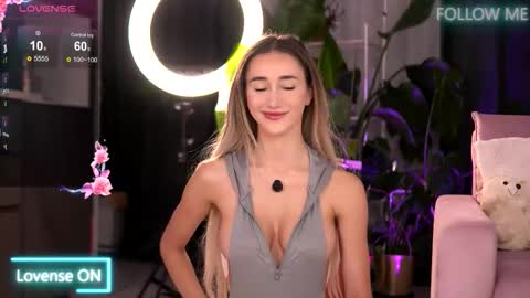 Snapshot of emilyraymont chatting on 09/23/25, 02:25 Emily online show from 09/23/25, 02:25