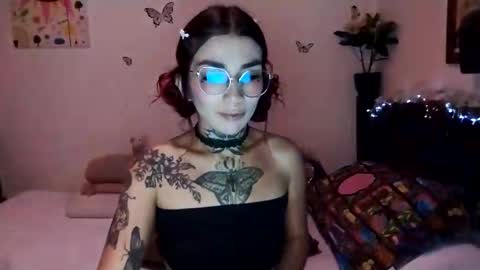 Snapshot of emilywhitee_ chatting on 12/04/24, 02:53 Valentina independent model online show from 12/04/24, 02:53