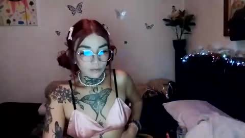Snapshot of emilywhitee_ chatting on 12/31/24, 04:16 Valentina independent model online show from 12/31/24, 04:16