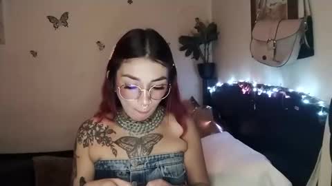 Snapshot of emilywhitee_ chatting on 10/14/25, 02:23 Valentina independent model online show from 10/14/25, 02:23