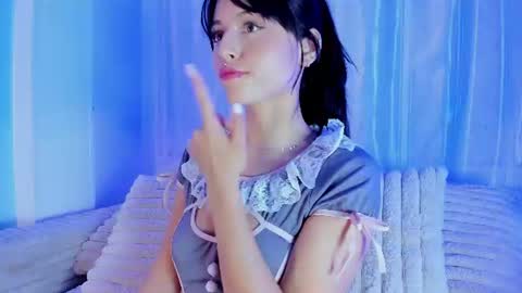 Snapshot of emilywithe_ chatting on 06/09/26, 11:27 online show from 06/09/26, 11:27