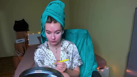 Snapshot of emilyy____ chatting on 02/02/25, 10:35 Emily online show from 02/02/25, 10:35