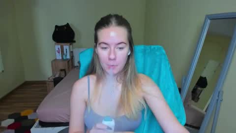 Snapshot of emilyy____ chatting on 02/26/25, 10:36 Emily online show from 02/26/25, 10:36