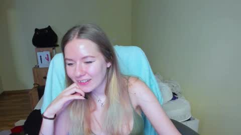 Snapshot of emilyy____ chatting on 03/08/25, 10:54 Emily online show from 03/08/25, 10:54