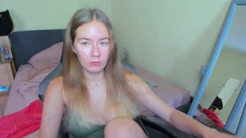 Snapshot of emilyy____ chatting on 09/14/25, 09:19 Emily online show from 09/14/25, 09:19