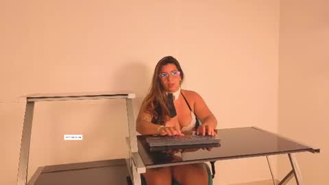 Snapshot of emilyy_cooperr chatting on 07/16/26, 12:11 emilyy_cooperr online show from 07/16/26, 12:11