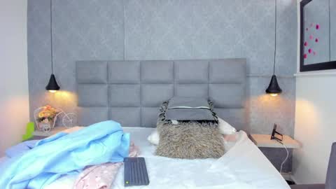 emilyy_r online show from 04/08/26, 07:03