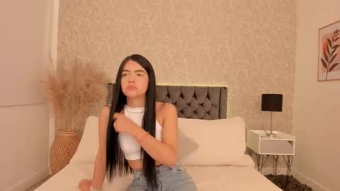 Snapshot of emma_1025 chatting on 02/25/25, 08:30 emma  online show from 02/25/25, 08:30