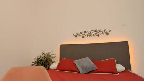 Snapshot of emma_1025 chatting on 03/04/25, 11:00 emma  online show from 03/04/25, 11:00