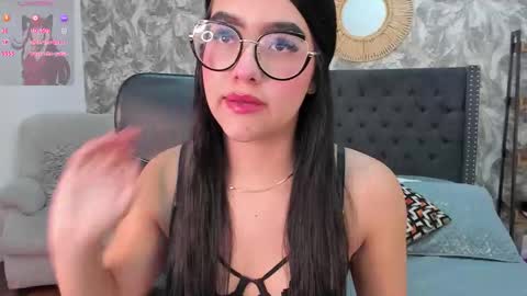 Snapshot of emma_1025 chatting on 10/11/25, 01:09 emma  online show from 10/11/25, 01:09