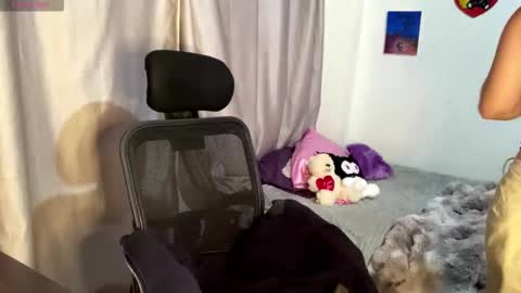 Snapshot of emma__bell_ chatting on 09/22/25, 11:51 Emma Is here online show from 09/22/25, 11:51