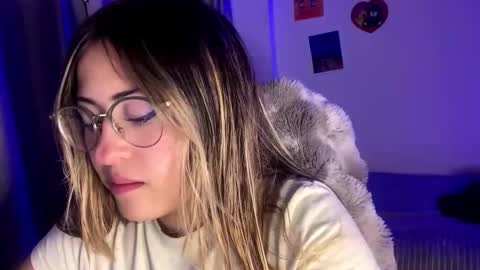 Snapshot of emma__bell_ chatting on 10/23/25, 11:03 Emma Is here online show from 10/23/25, 11:03