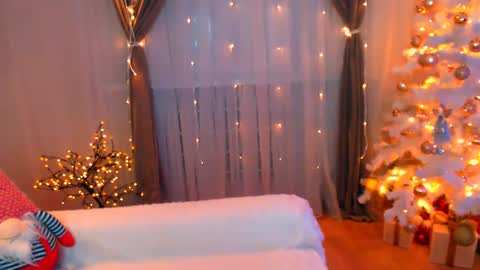 Snapshot of emma_dorn chatting on 12/15/24, 02:37 Eva online show from 12/15/24, 02:37