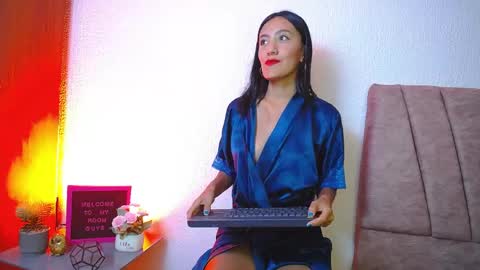 Snapshot of emma_glowof chatting on 06/07/26, 05:49 Emma Glow online show from 06/07/26, 05:49