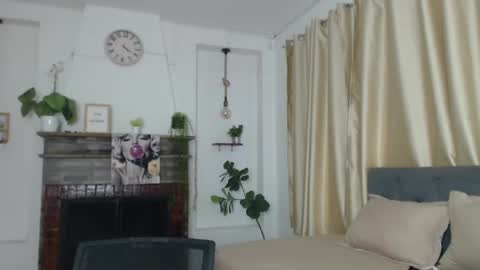 Snapshot of emma_hassani chatting on 05/23/26, 06:01 Tell me Emma online show from 05/23/26, 06:01