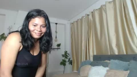 Snapshot of emma_hassani chatting on 06/12/26, 01:32 Tell me Emma online show from 06/12/26, 01:32