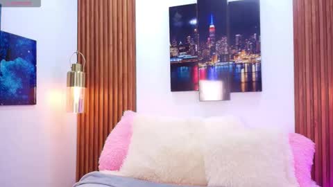 Emma 3 online show from 09/18/25, 08:22