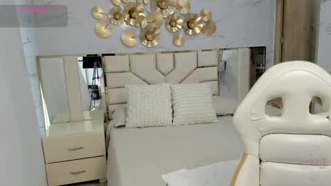 Snapshot of emma_petite4u chatting on 12/20/24, 06:24 Emma online show from 12/20/24, 06:24